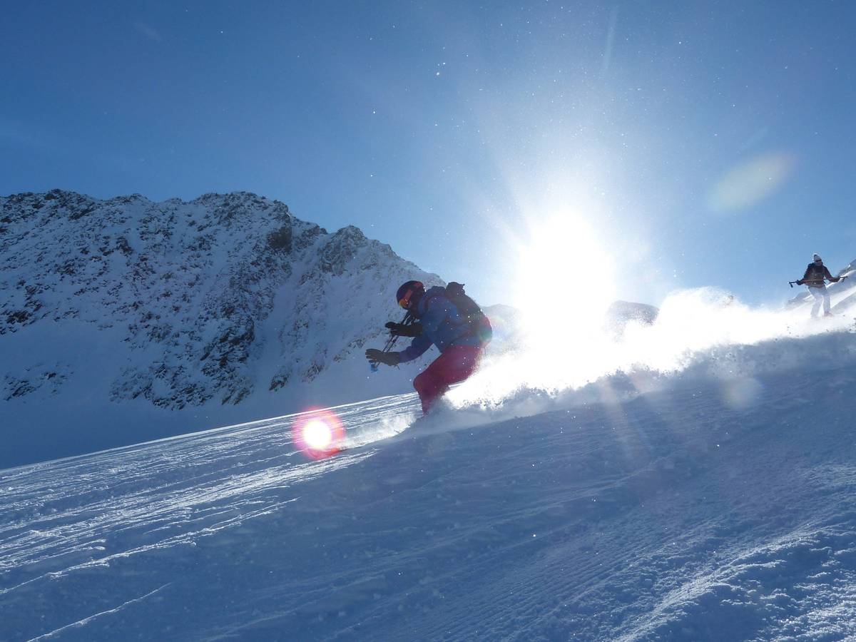 Die österreichischen Behörden warnten am Donnerstag vor einer weiterhin erheblichen Lawinengefahr in Tirol. Eine junge Skifahrerin wurde von einer Lawine verschüttet und überlebte. Unser Archivbild zeigt eine Skifahrerin in Tirol im Jahr 2017.