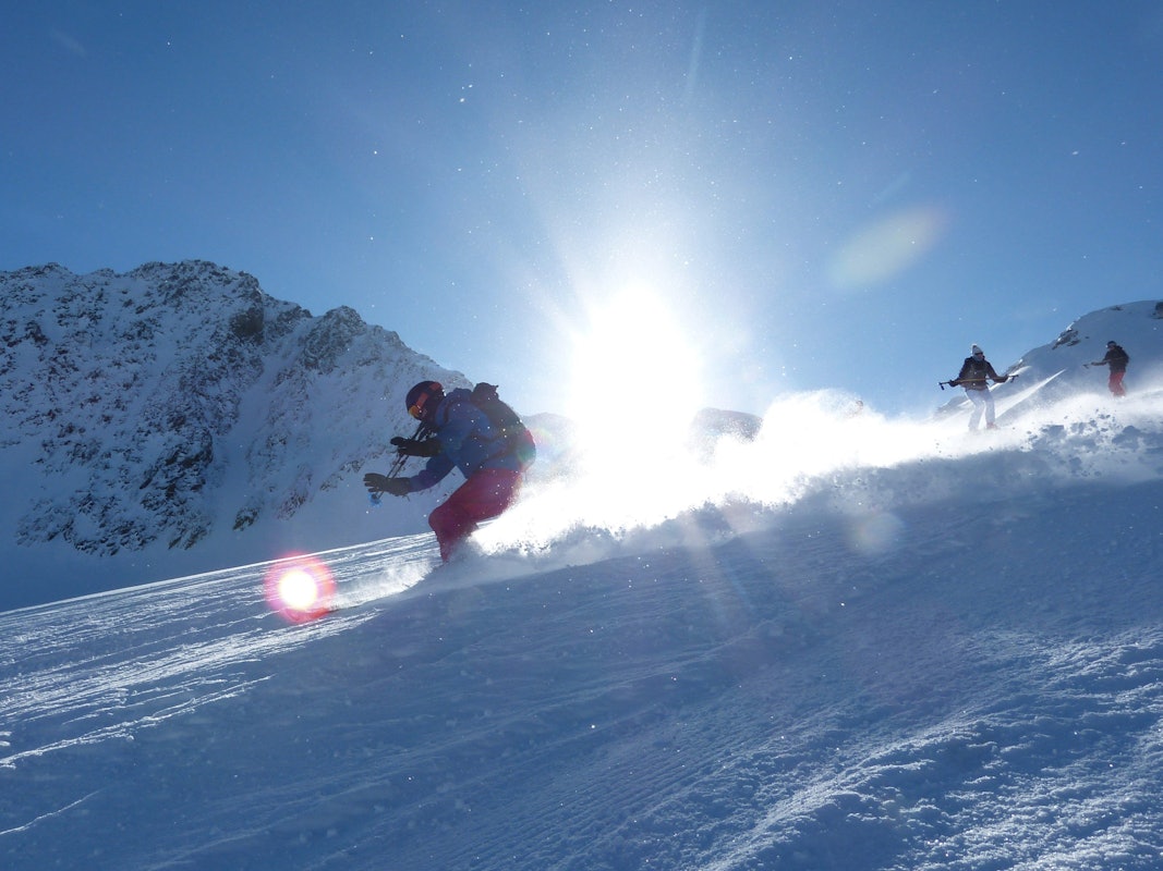 Die österreichischen Behörden warnten am Donnerstag vor einer weiterhin erheblichen Lawinengefahr in Tirol. Eine junge Skifahrerin wurde von einer Lawine verschüttet und überlebte. Unser Archivbild zeigt eine Skifahrerin in Tirol im Jahr 2017.