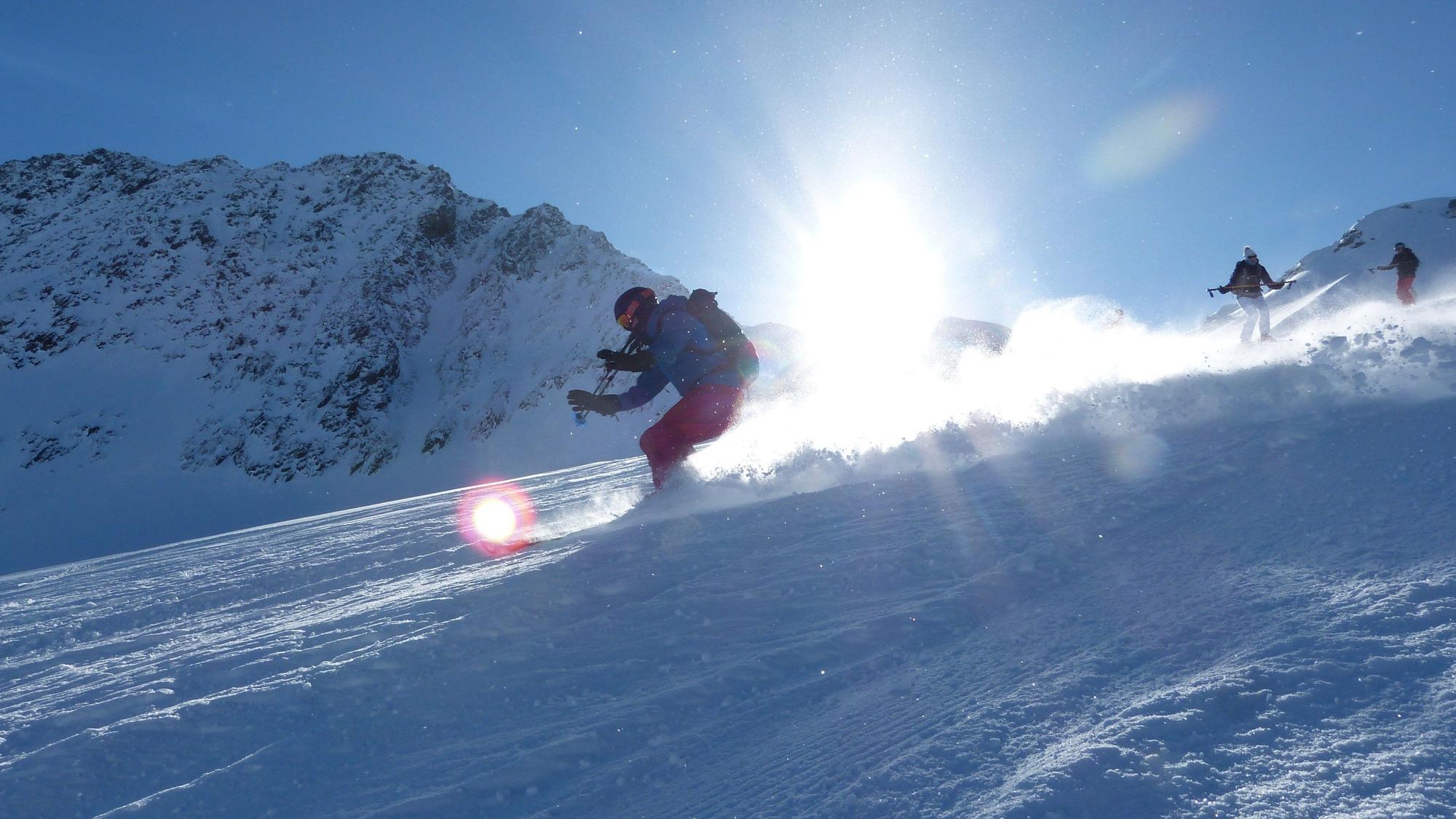 Die österreichischen Behörden warnten am Donnerstag vor einer weiterhin erheblichen Lawinengefahr in Tirol. Eine junge Skifahrerin wurde von einer Lawine verschüttet und überlebte. Unser Archivbild zeigt eine Skifahrerin in Tirol im Jahr 2017.