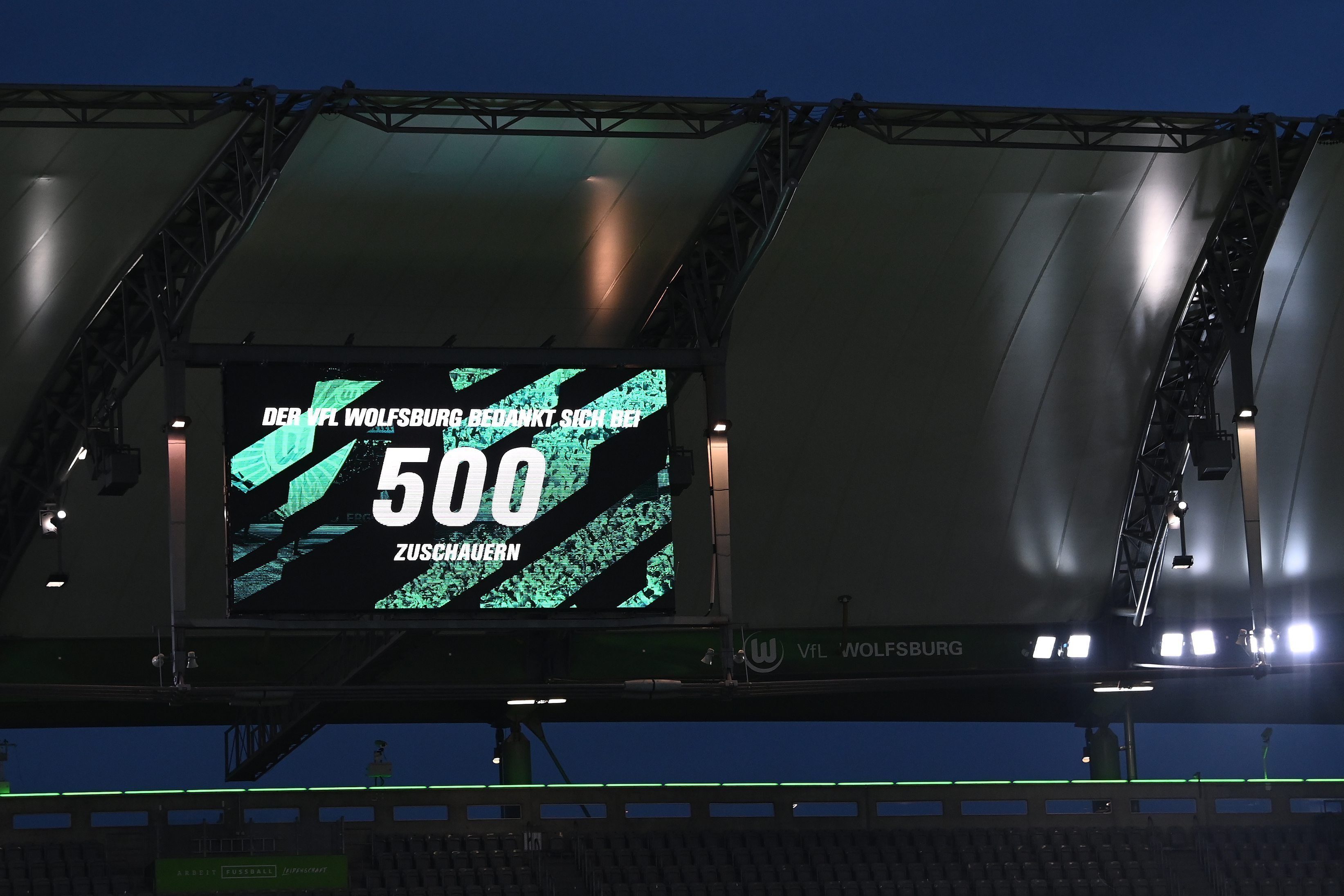 Die Zuschaueranzeige des VfL Wolfsburg zählt gegen Hertha BSC 500 Fans.