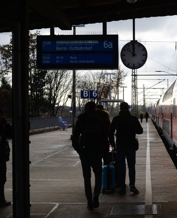 Reisende steigen am Hauptbahnhof in Magdeburg in einen Zug.