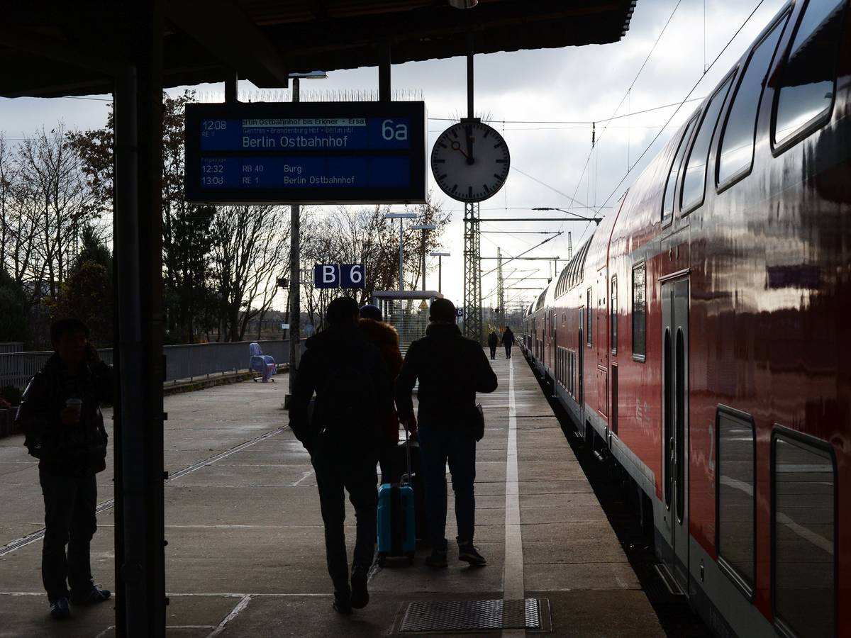 Reisende steigen am Hauptbahnhof in Magdeburg in einen Zug.