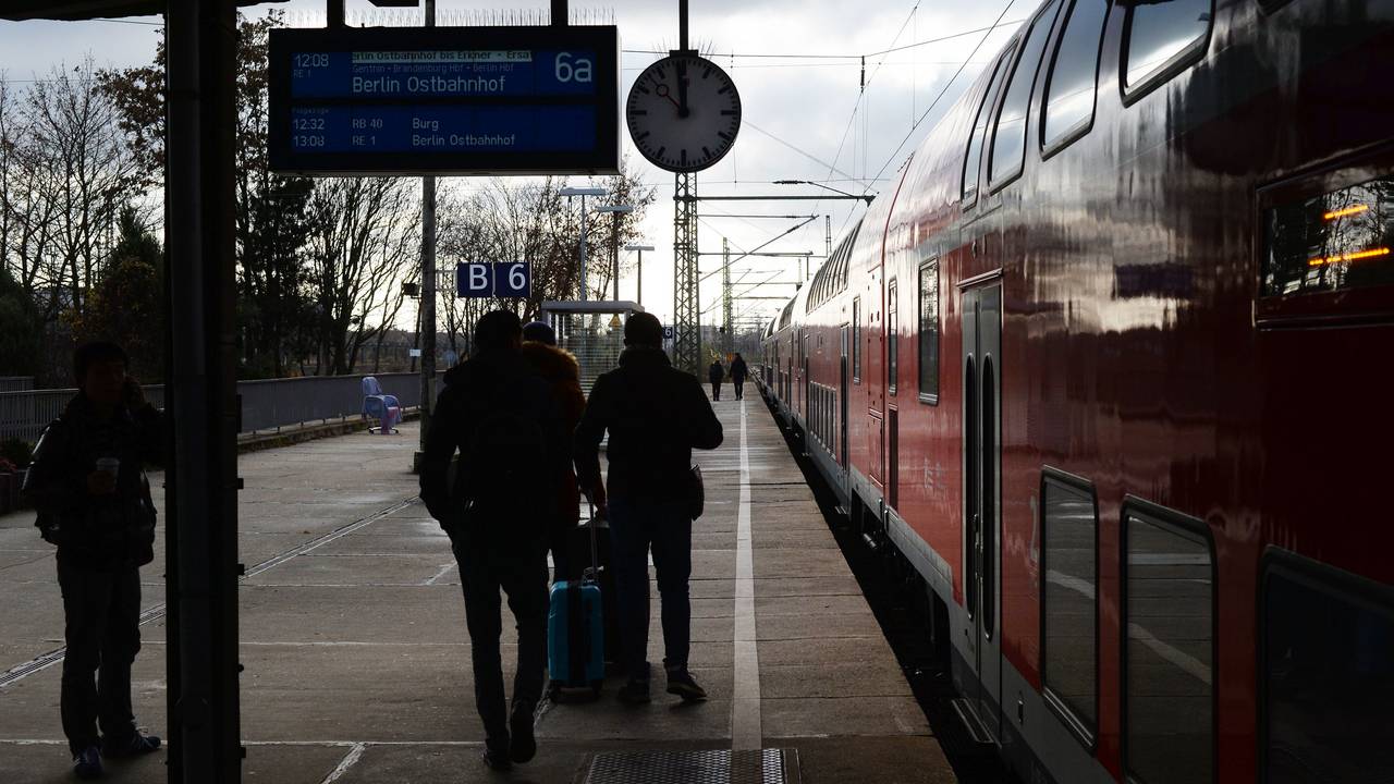 Reisende steigen am Hauptbahnhof in Magdeburg in einen Zug.