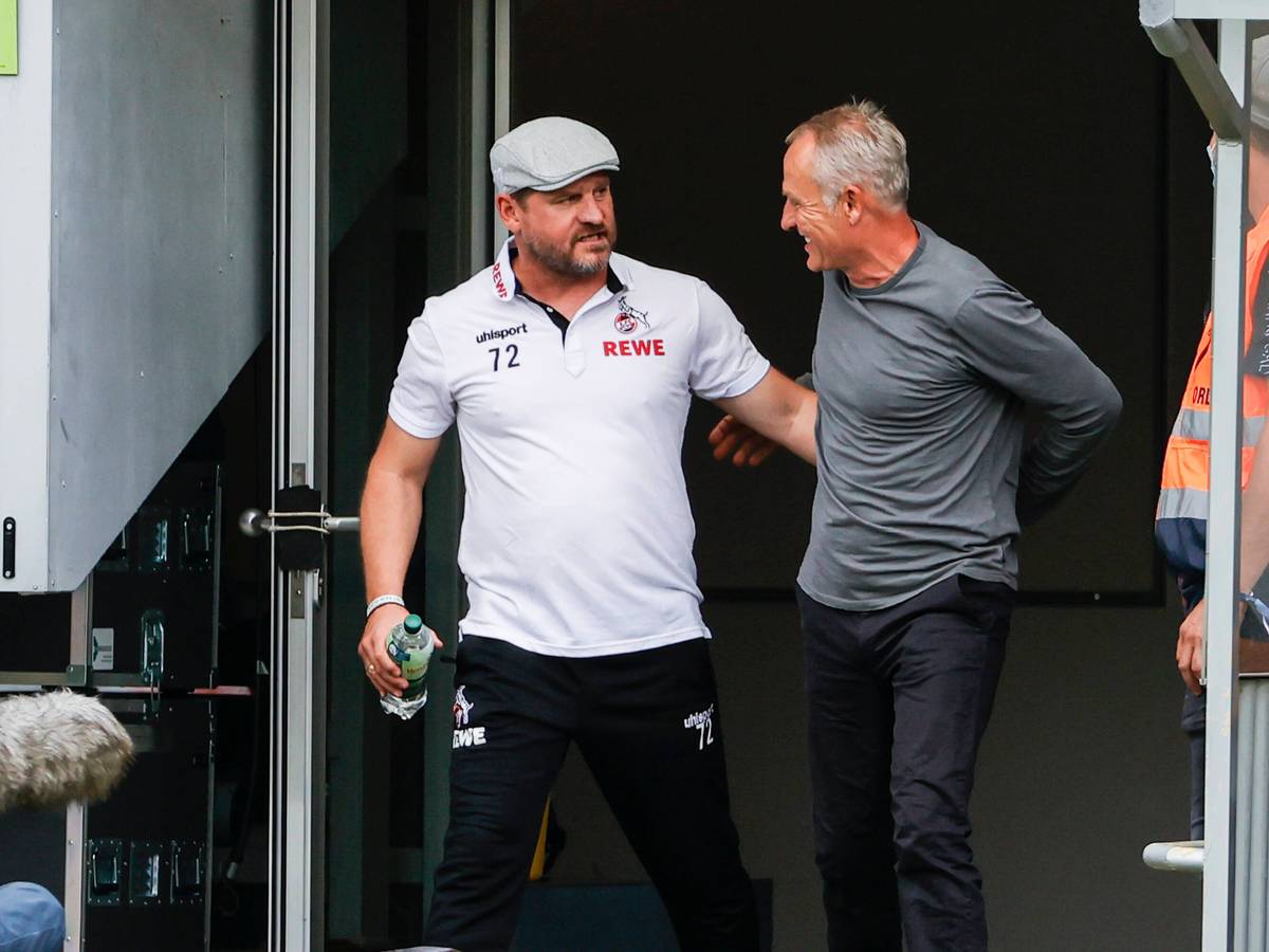 Steffen Baumgart und Christian Streich begrüßen sich beim Bundesliga-Spiel SC Freiburg gegen 1. FC Köln.