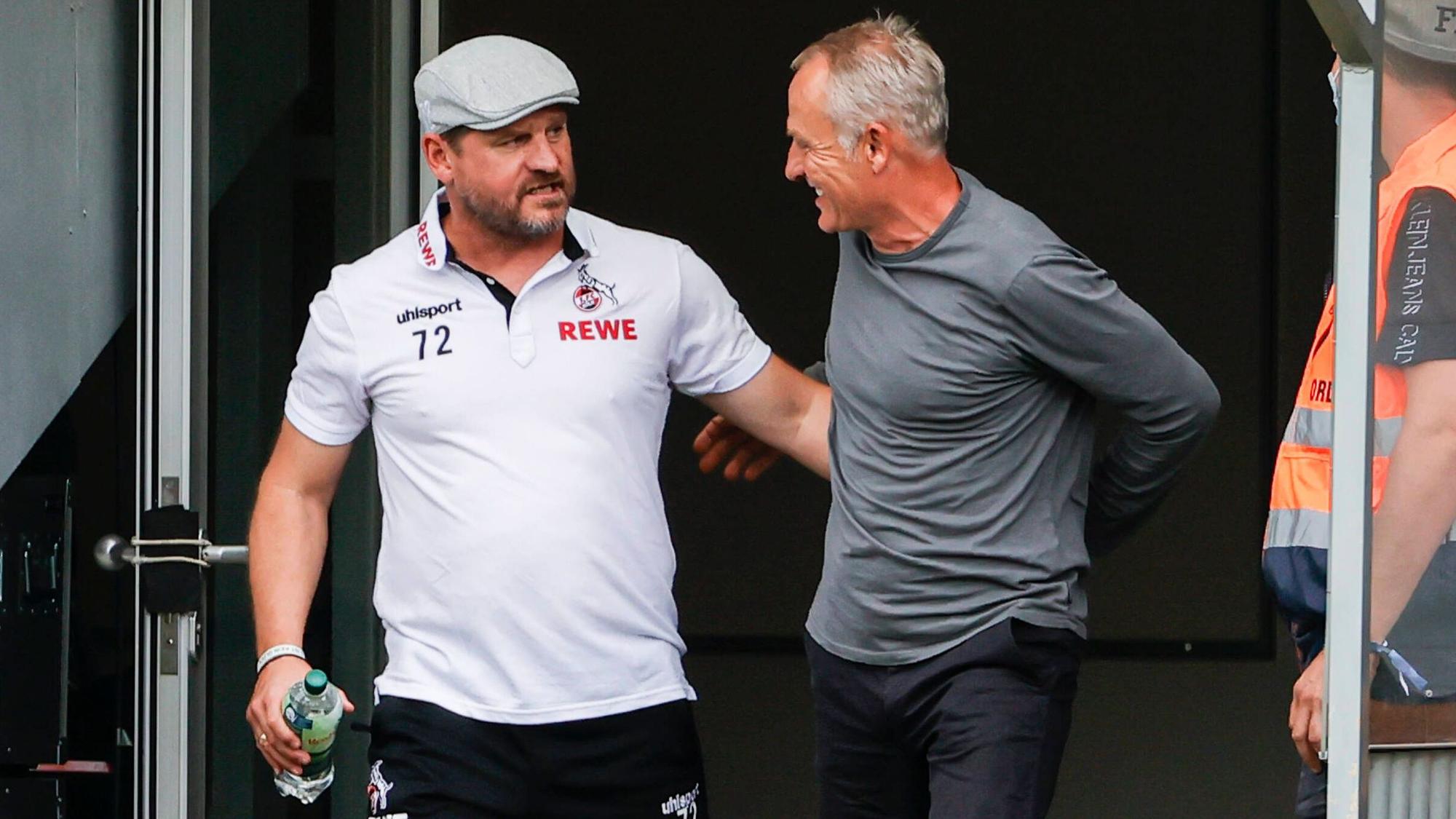 Steffen Baumgart und Christian Streich begrüßen sich beim Bundesliga-Spiel SC Freiburg gegen 1. FC Köln.