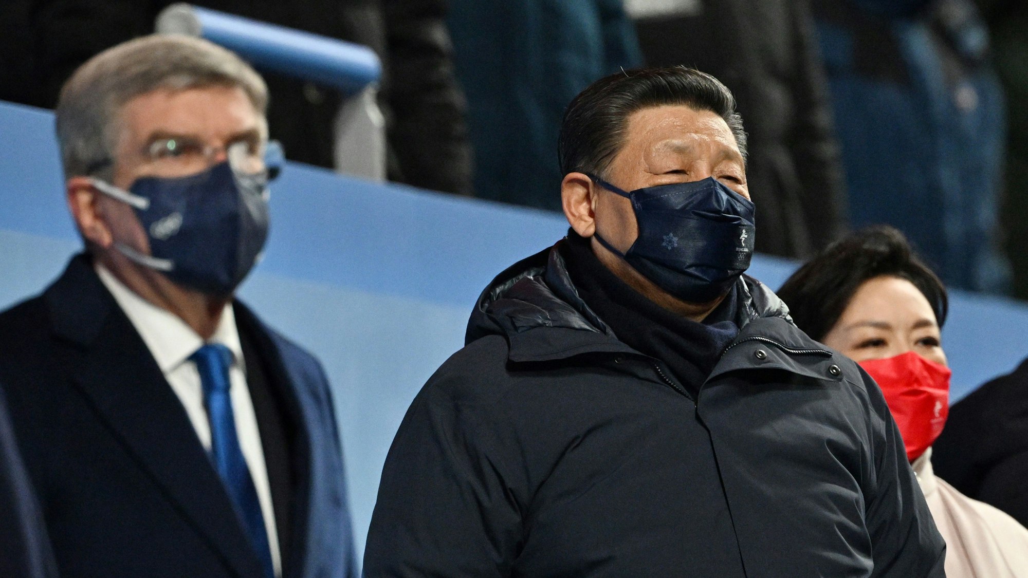 Xi Jinping und Thomas Bach stehen auf der Tribüne