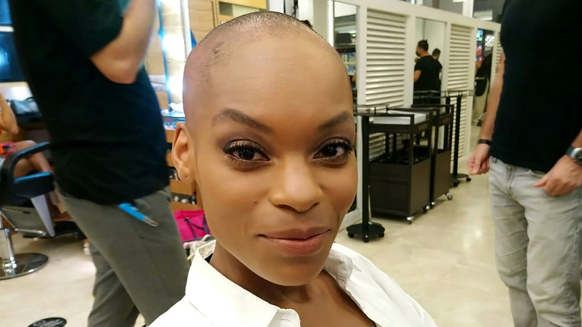 „Shopping Queen“-Kandidatin Kemi überraschte ihre Mitstreiterinnen auf dem Laufsteg mit einer Glatze.