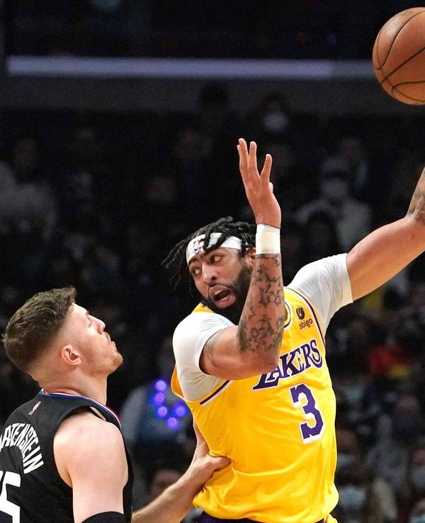 Clippers-Big Isaiah Hartenstein im Zweikampf mit Lakers-Star Anthony Davis.