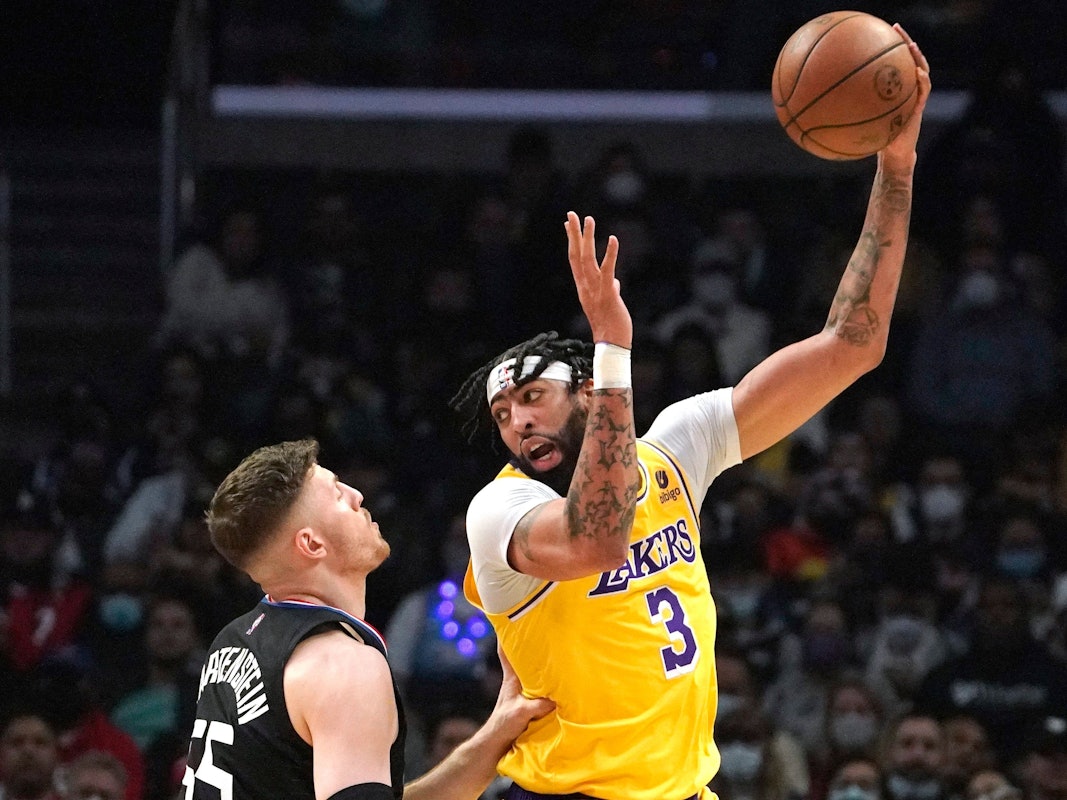 Clippers-Big Isaiah Hartenstein im Zweikampf mit Lakers-Star Anthony Davis.