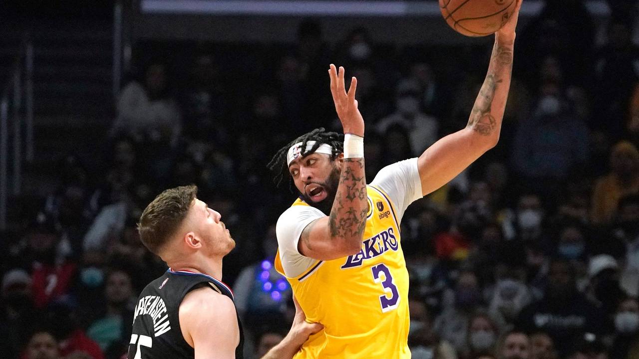 Clippers-Big Isaiah Hartenstein im Zweikampf mit Lakers-Star Anthony Davis.