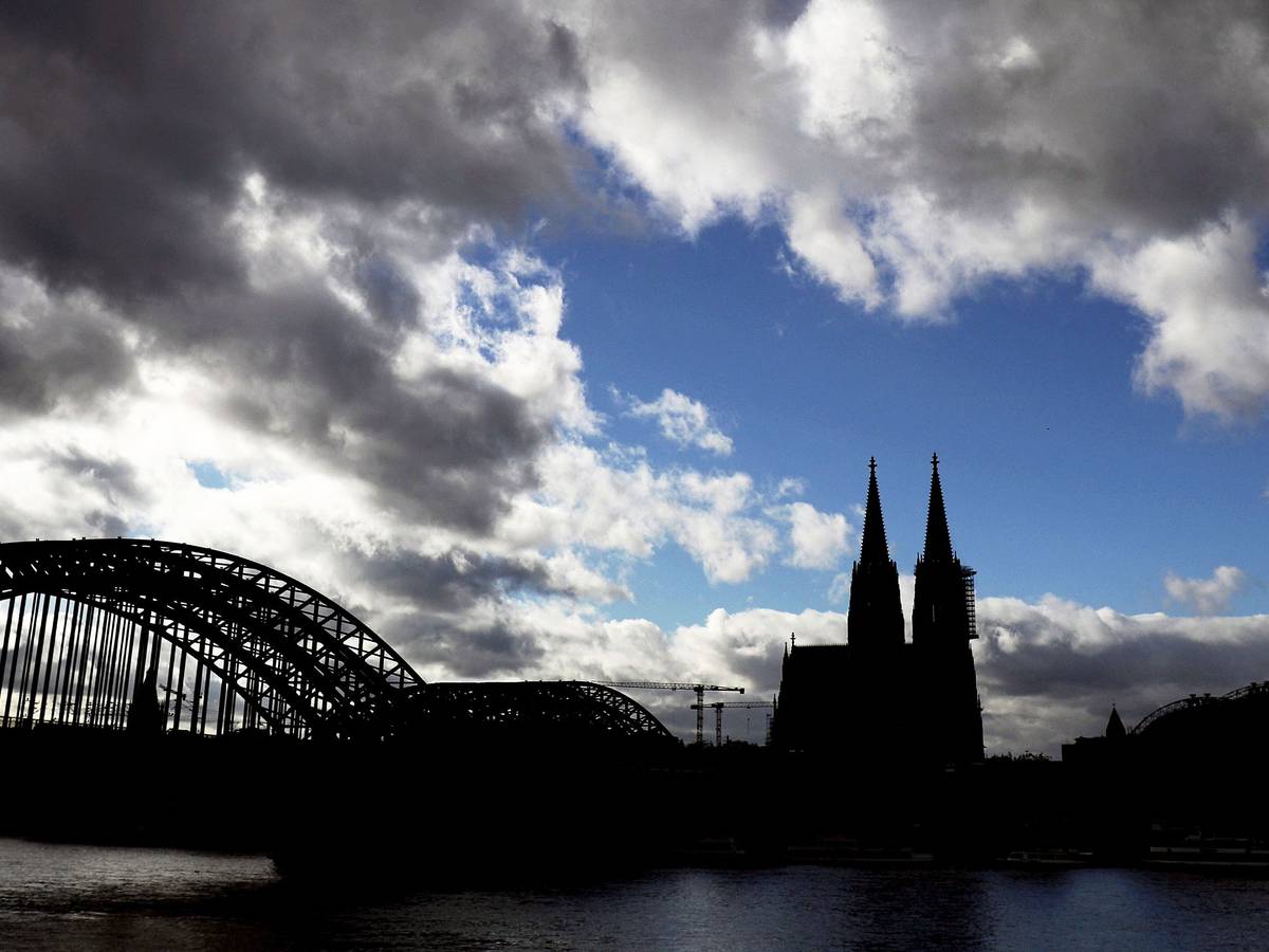 Das Dom-Panorama in Köln mit der Hohenzollernbrücke.