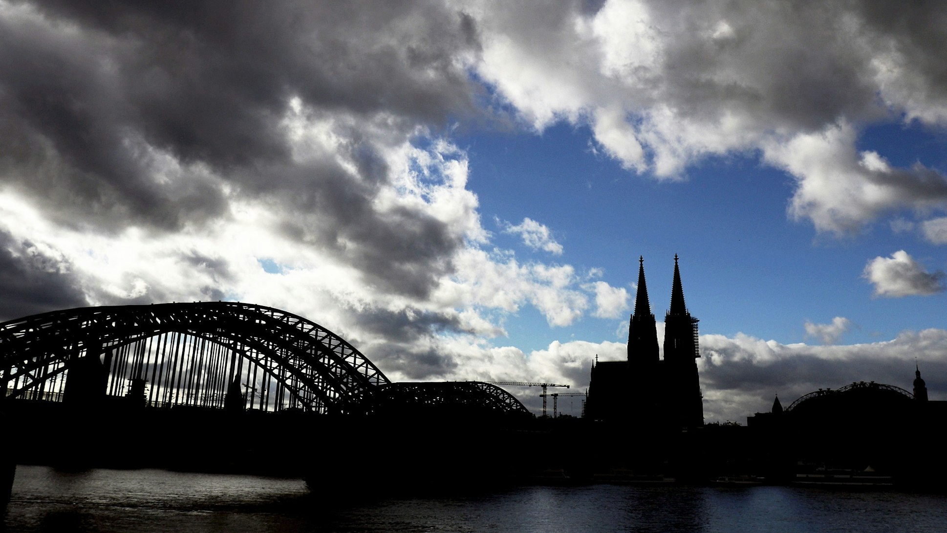 Das Dom-Panorama in Köln mit der Hohenzollernbrücke.