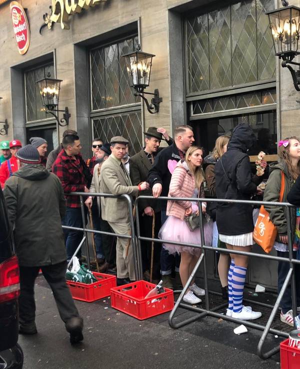 Köln: Warteschlangen vor dem Haus Unkelbach in Sülz. Vor der Kneipe stehen Absperrgitter (Polizeigitter).