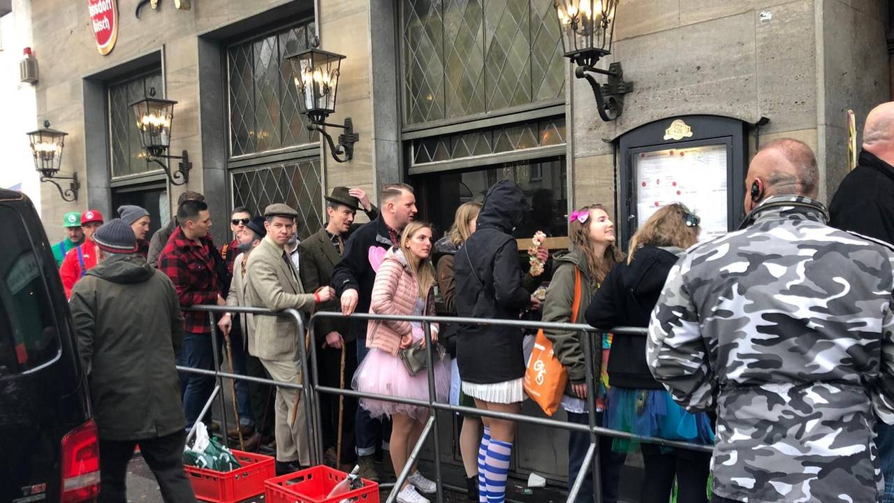 Köln: Warteschlangen vor dem Haus Unkelbach in Sülz. Vor der Kneipe stehen Absperrgitter (Polizeigitter).