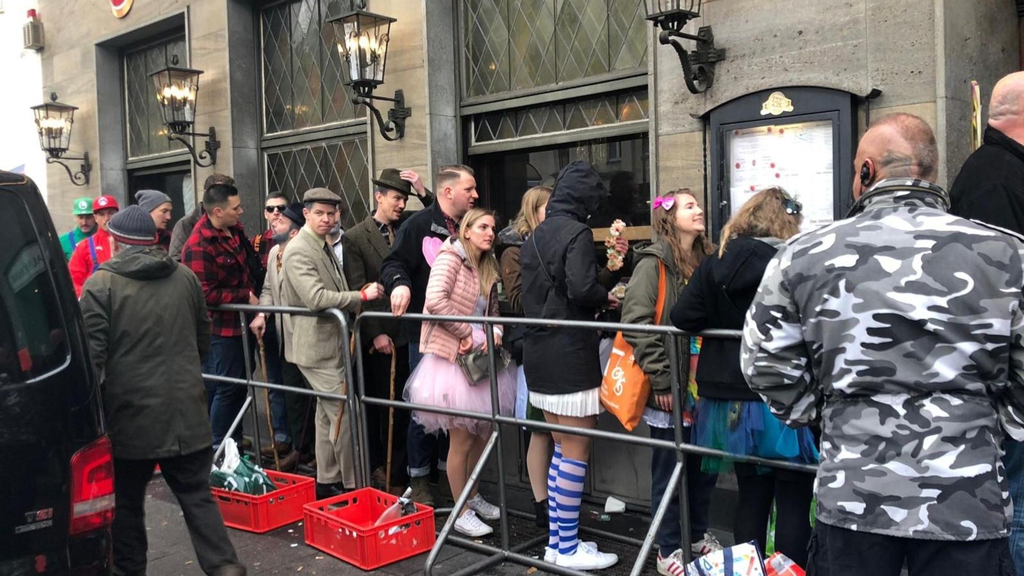Köln: Warteschlangen vor dem Haus Unkelbach in Sülz. Vor der Kneipe stehen Absperrgitter (Polizeigitter).