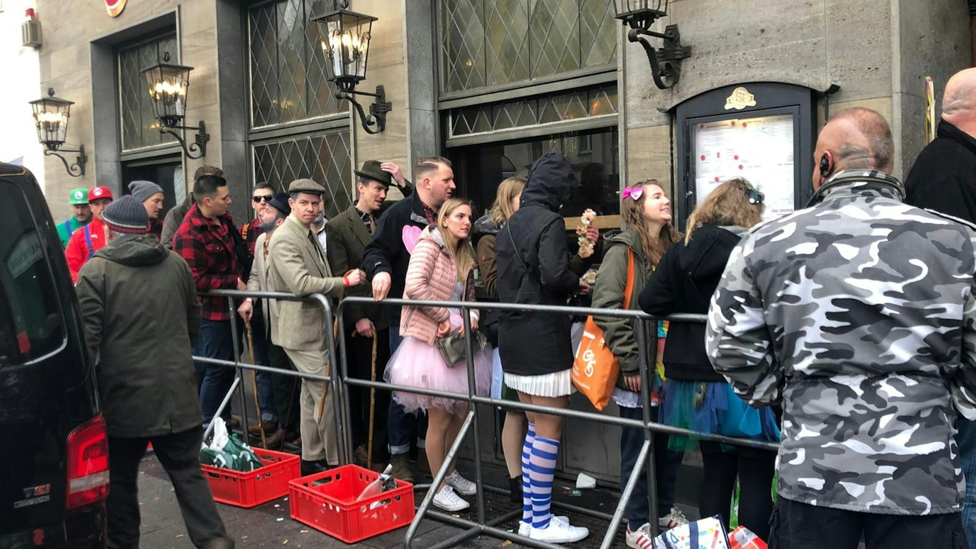Köln: Warteschlangen vor dem Haus Unkelbach in Sülz. Vor der Kneipe stehen Absperrgitter (Polizeigitter).