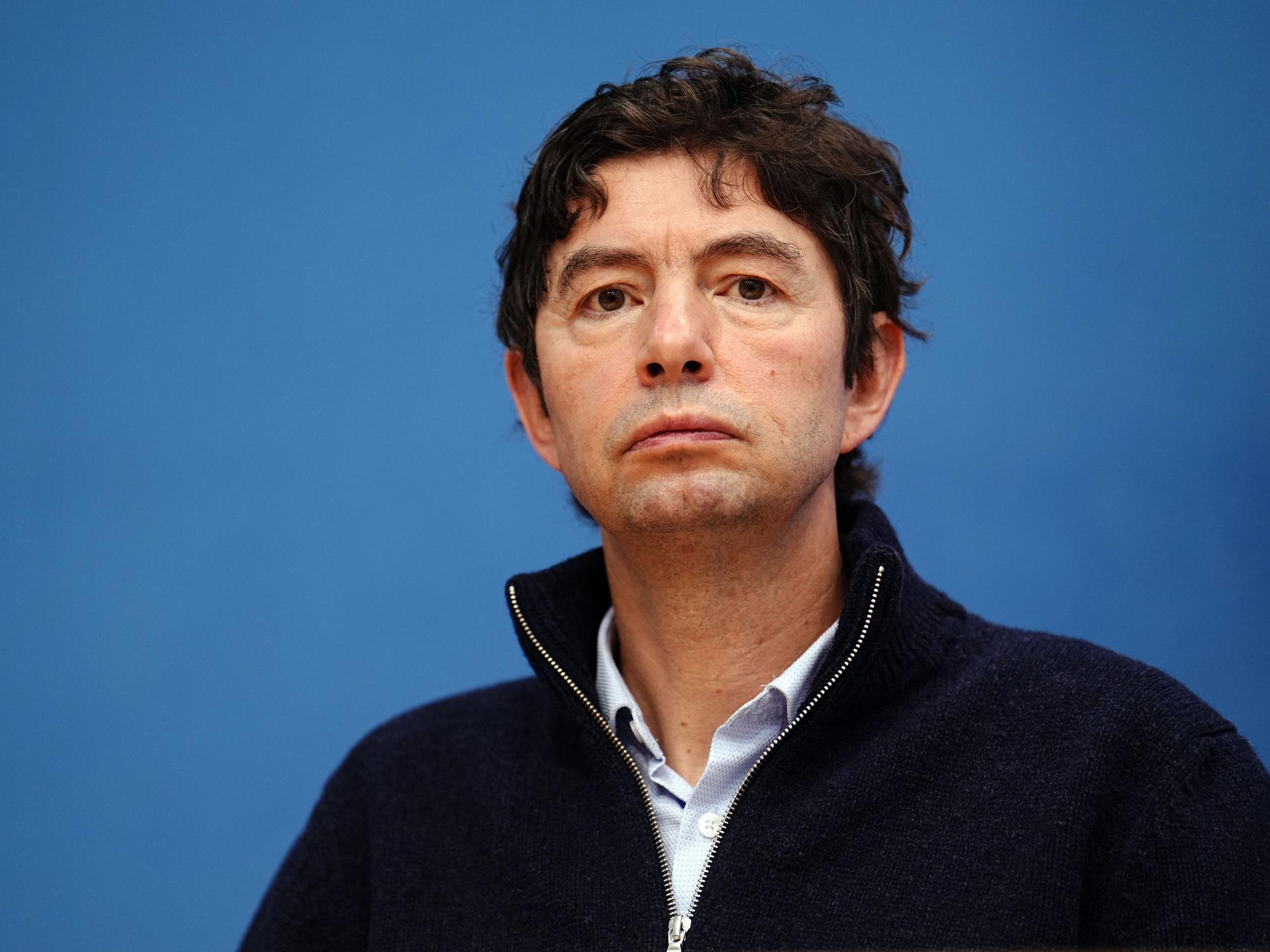 Der Virologe Christian Drosten (hier im Januar 2022) hat sich empört über die Äußerungen des Hamburger Forschers Roland Wiesendanger gezeigt.