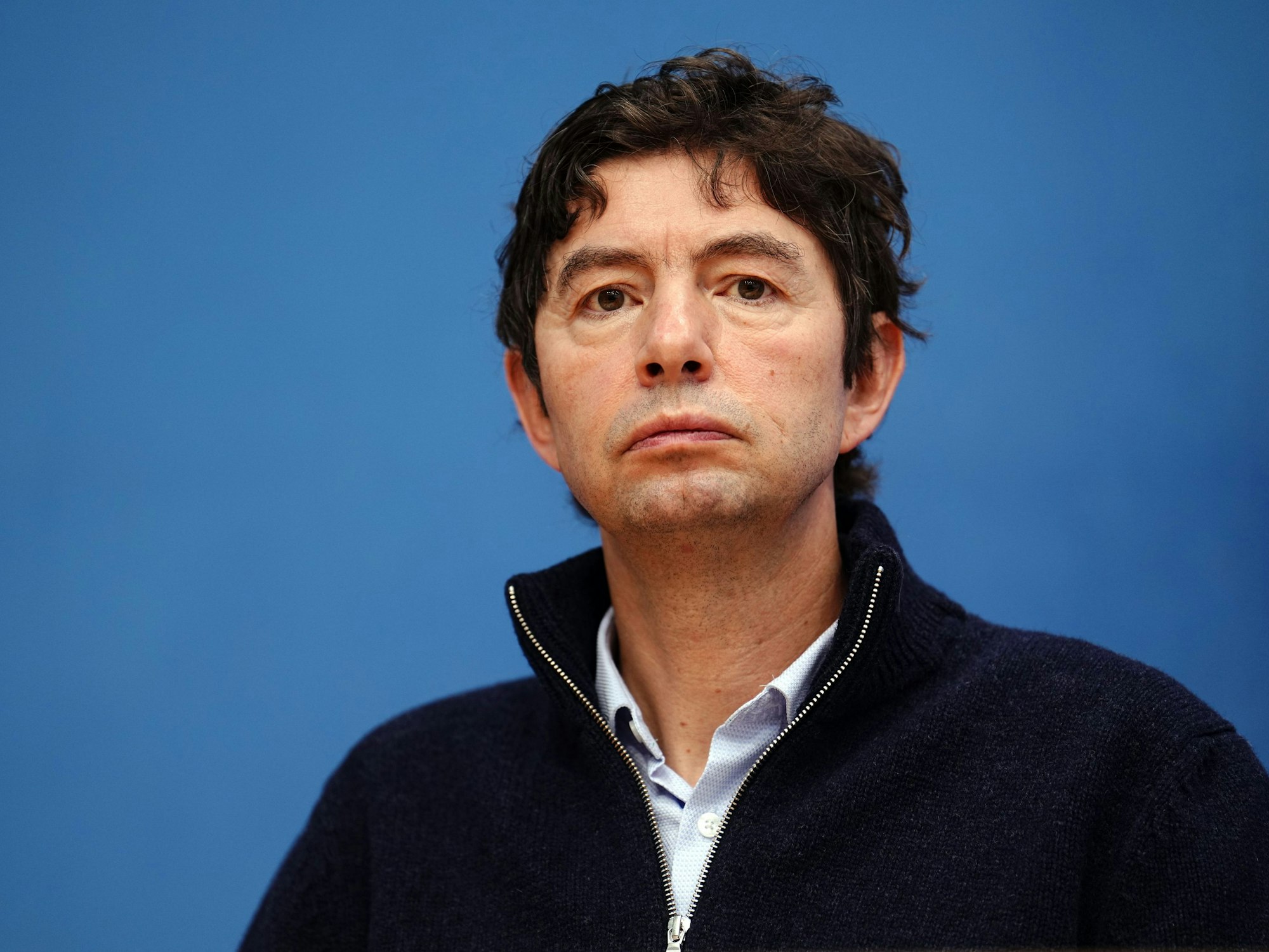 Der Virologe Christian Drosten (hier im Januar 2022) hat sich empört über die Äußerungen des Hamburger Forschers Roland Wiesendanger gezeigt.