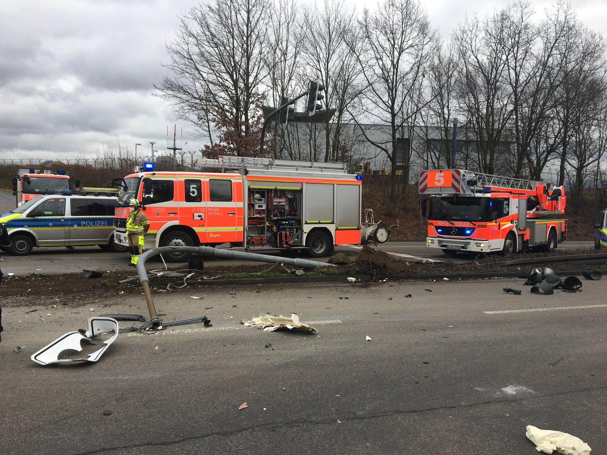 Bei einem Unfall in Düsseldorf-Stockum am Freitag (4. Februar 2022) waren zwei Lkw und ein Pkw beteiligt.