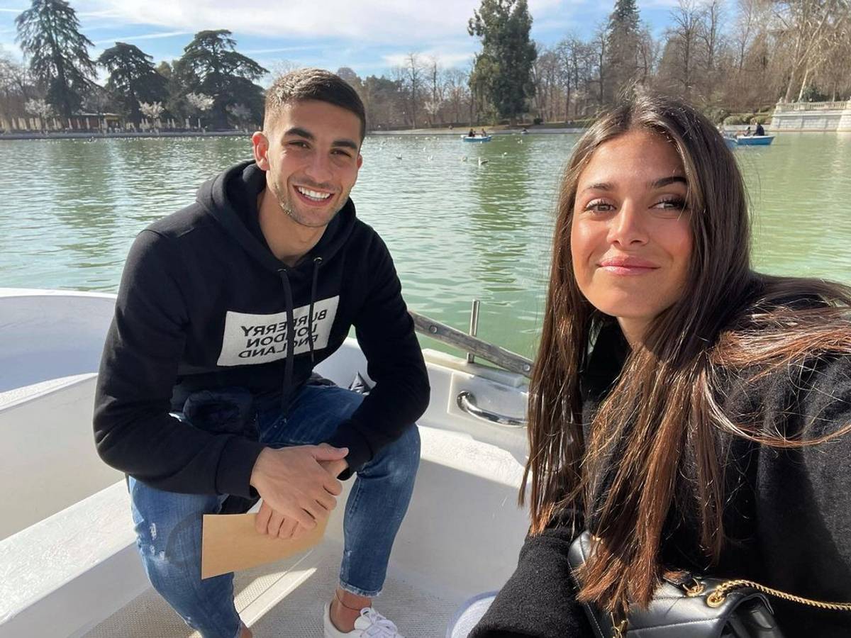 Der spanische Nationalstürmer Ferran Torres teilt bei Instagram das erste gemeinsame Bild mit Freundin Sira Martínez,