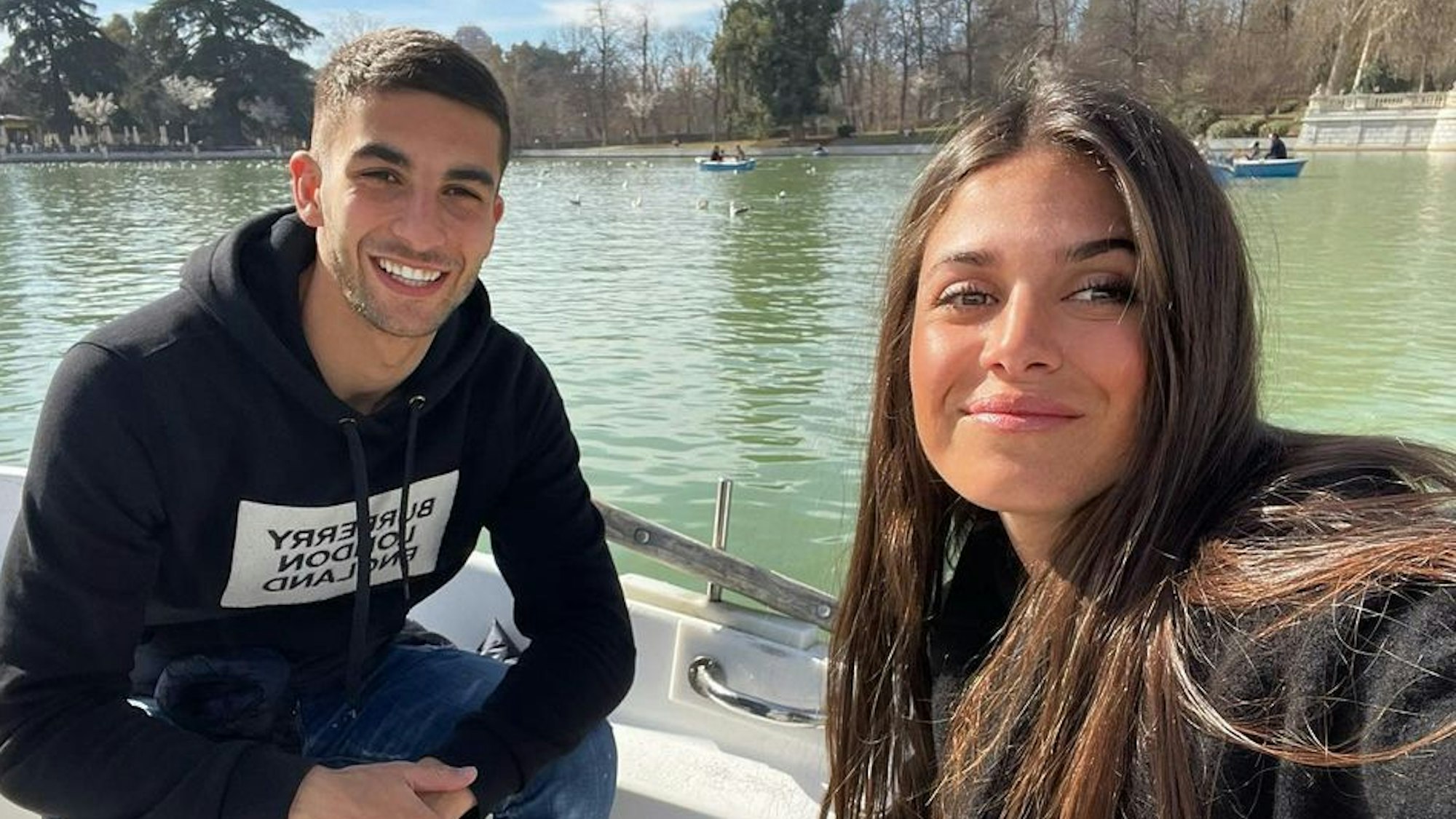 Der spanische Nationalstürmer Ferran Torres teilt bei Instagram das erste gemeinsame Bild mit Freundin Sira Martínez,