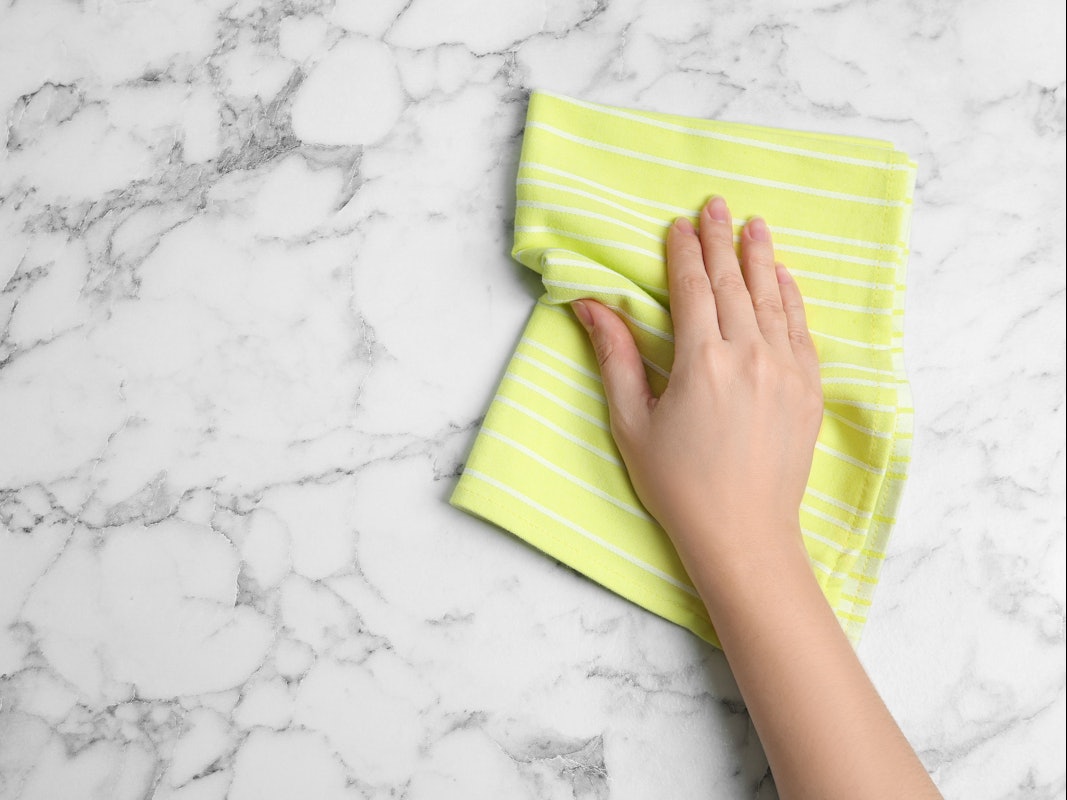 Fliesen lassen sich mit den richtigen Hausmitteln mühelos reinigen.