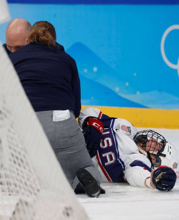 Die verletzte Eishockey-Spielerin Brianna Decker wird von Betreuern des US-Teams behandelt.