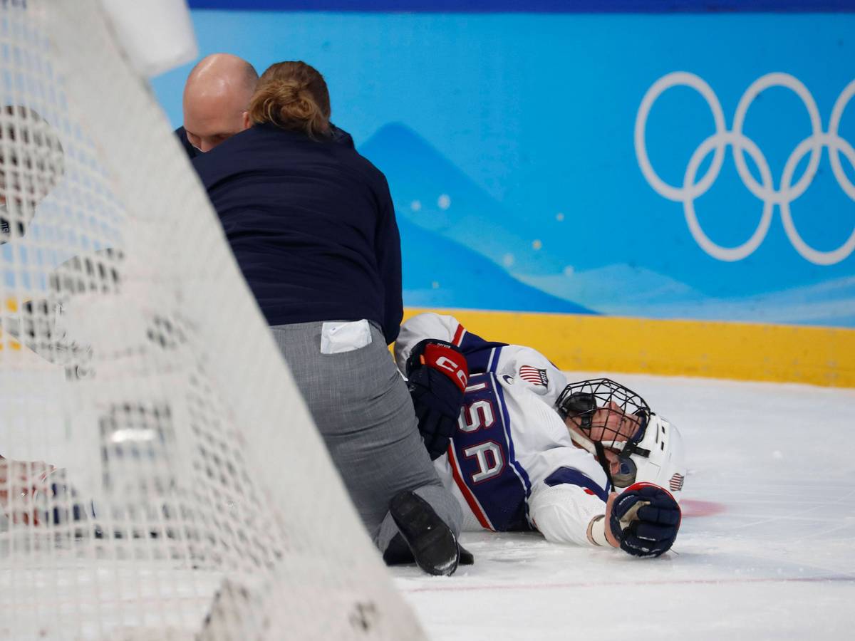 Die verletzte Eishockey-Spielerin Brianna Decker wird von Betreuern des US-Teams behandelt.