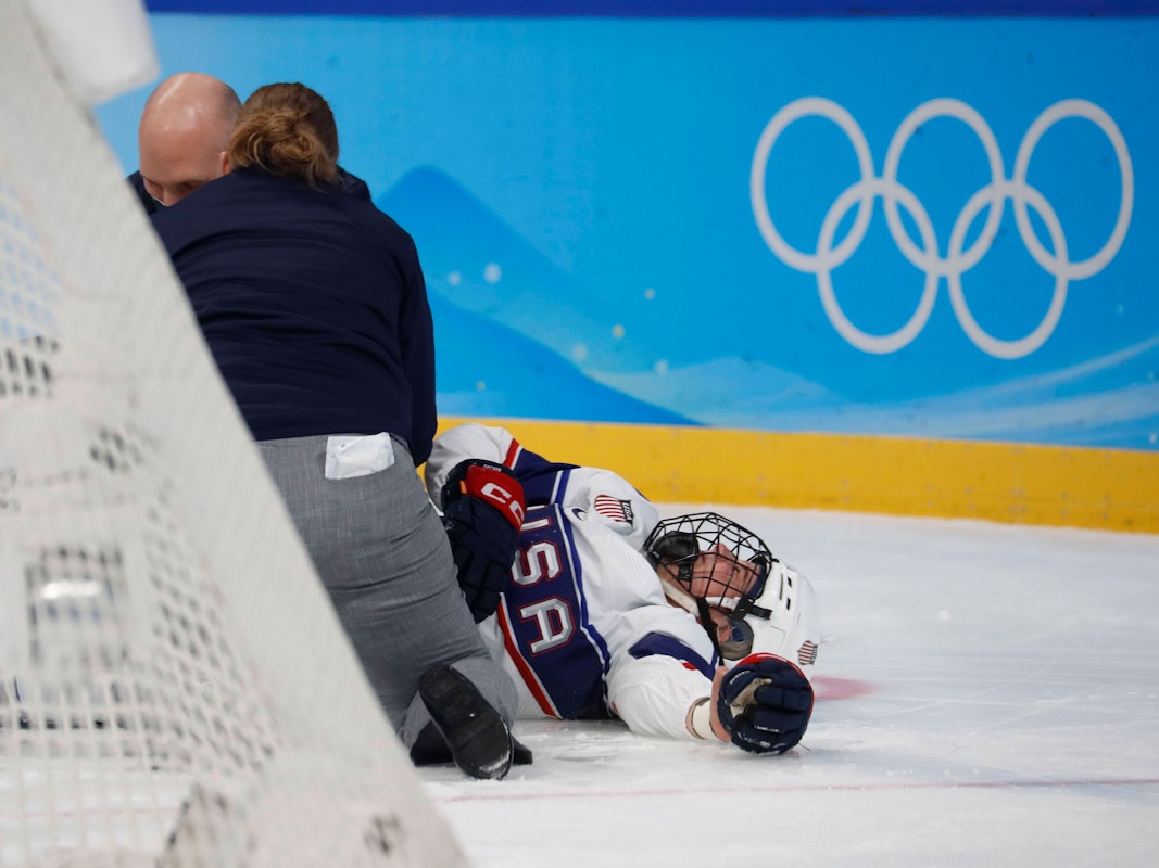 Die verletzte Eishockey-Spielerin Brianna Decker wird von Betreuern des US-Teams behandelt.