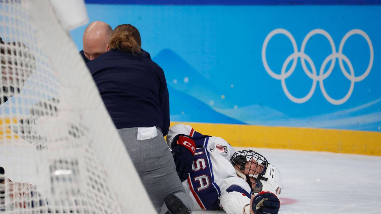 Die verletzte Eishockey-Spielerin Brianna Decker wird von Betreuern des US-Teams behandelt.