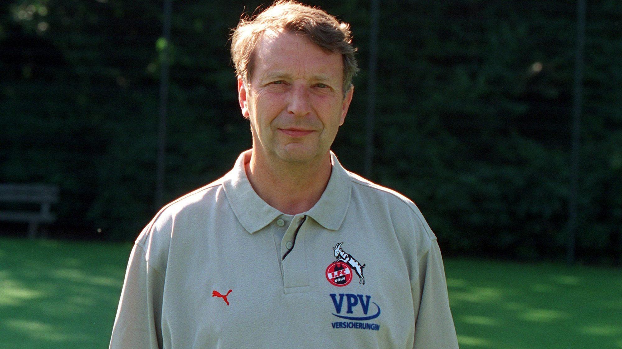 Rolf Herings posiert auf einem Foto am Geißbockheim