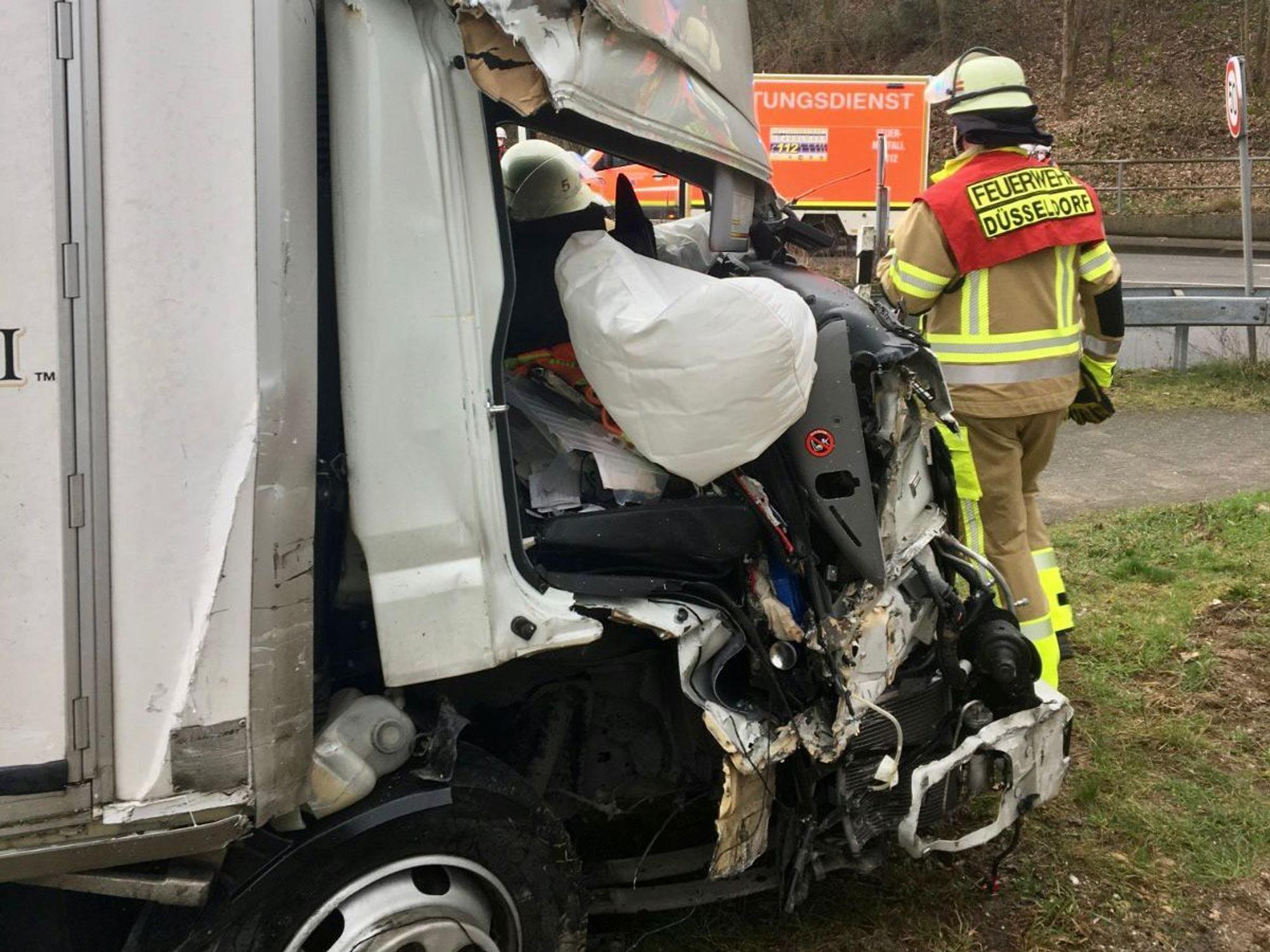 Zerstörter Lkw nach dem Unfall in Düsseldorf-Stockum.