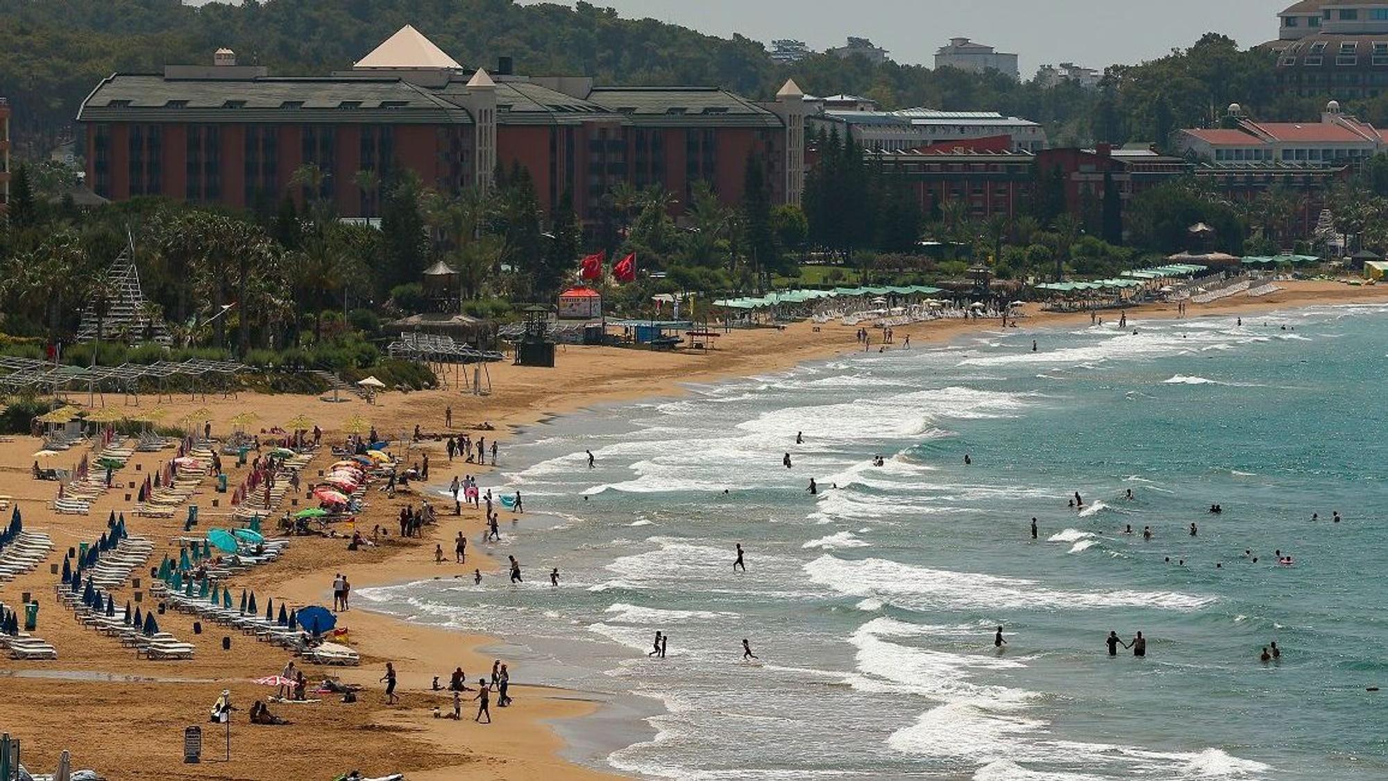 Touristen besuchen den Strand von Antalya.