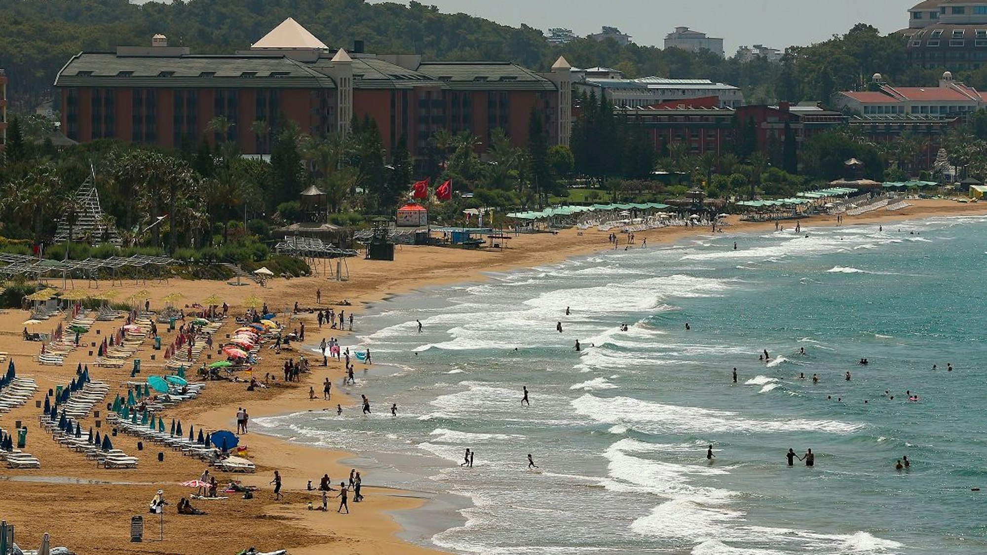 Touristen besuchen den Strand von Antalya.