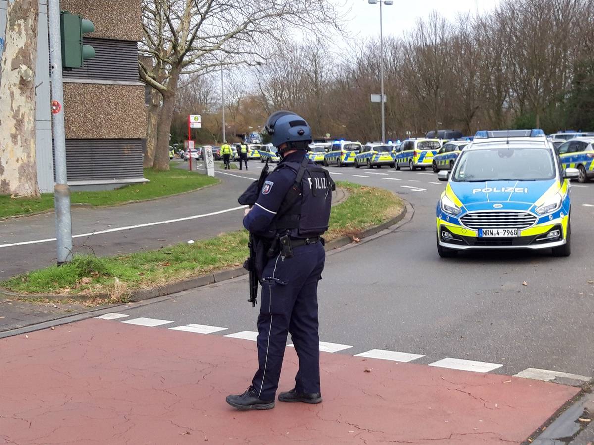 Ein Polizist steht auf einer Straße.
