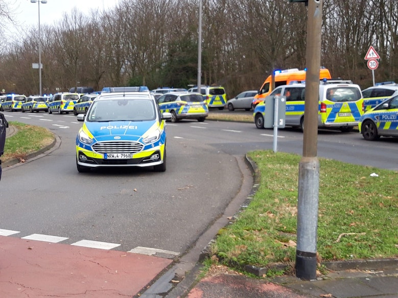 Ein Polizist steht auf einer Straße.