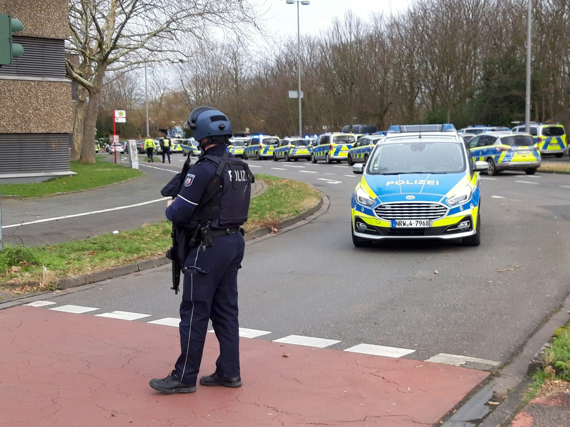 Ein Polizist steht auf einer Straße.