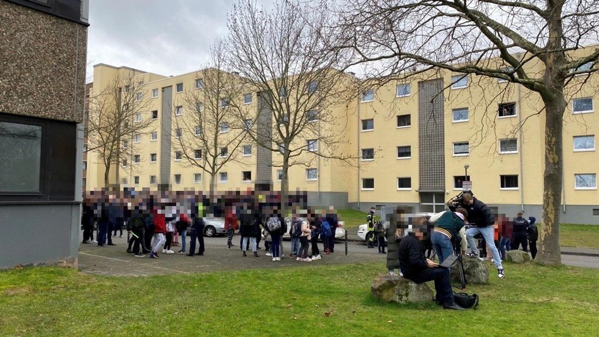 Zahlreiche Schüler stehen im Freien.