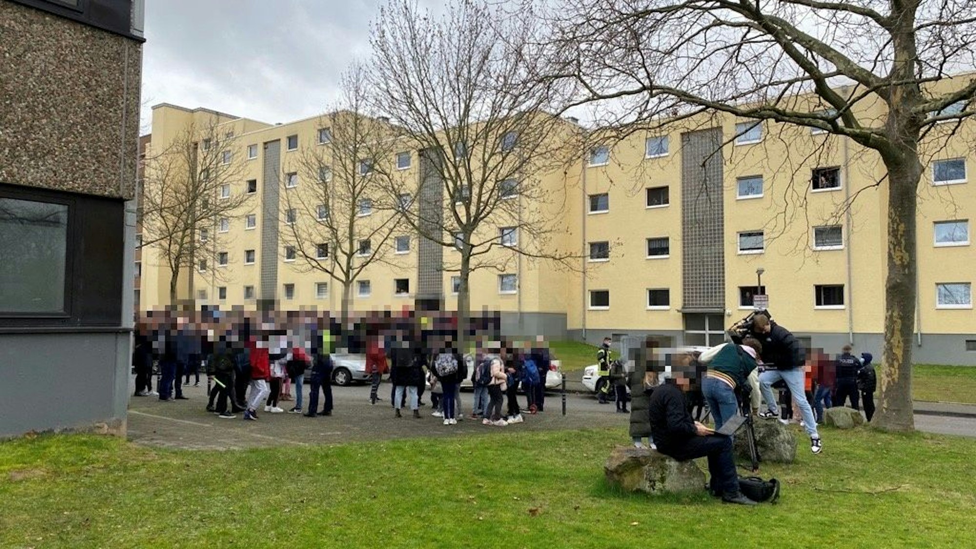 Zahlreiche Schüler stehen im Freien.