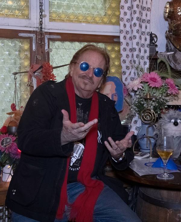 Sänger Frank Zander sitzt in seiner privaten Kneipe in Charlottenburg.