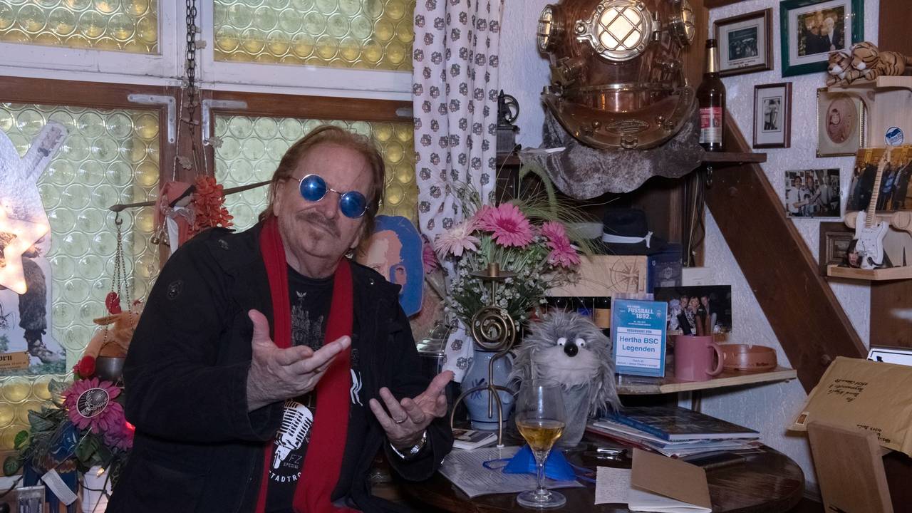 Sänger Frank Zander sitzt in seiner privaten Kneipe in Charlottenburg.