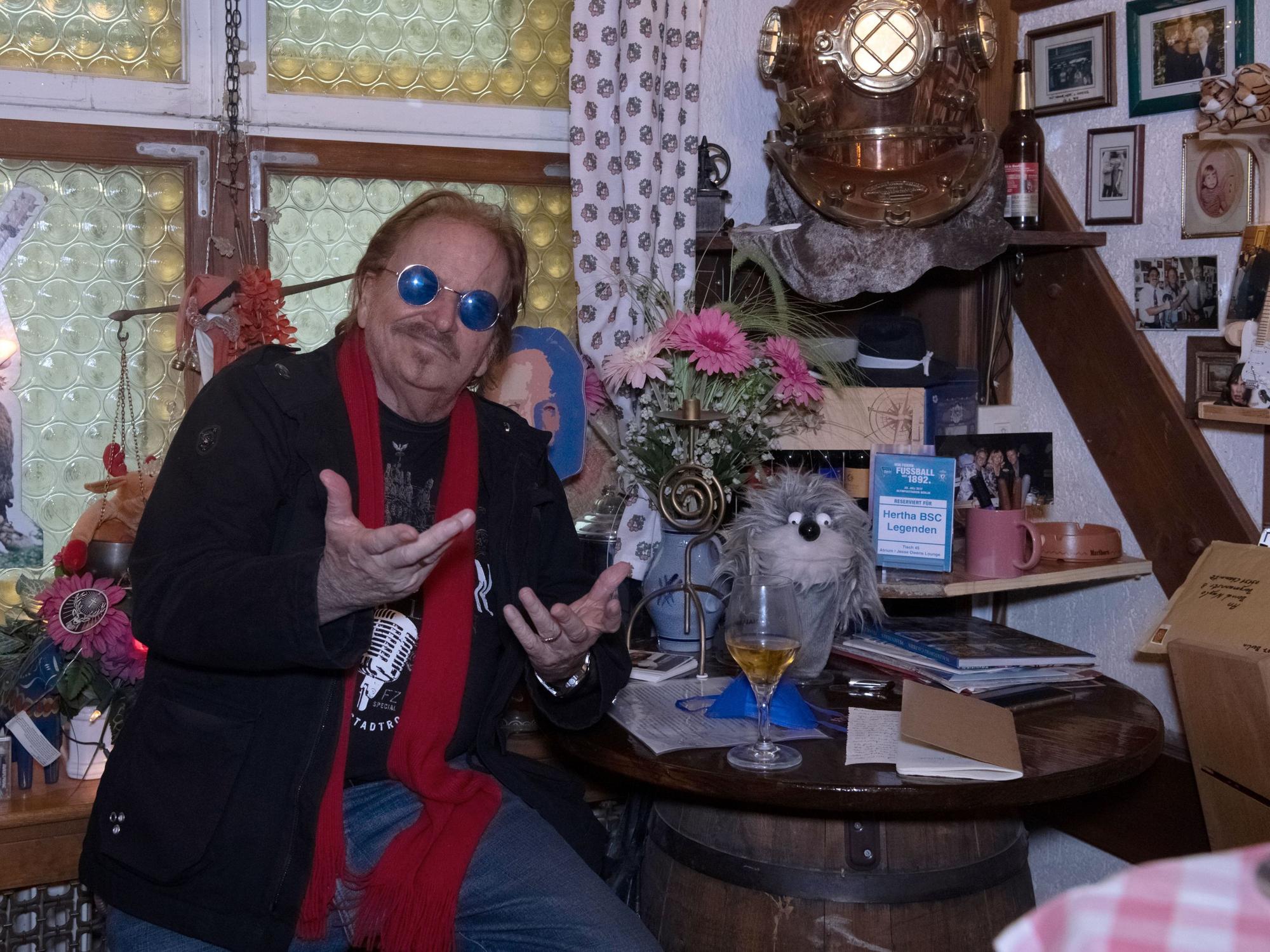 Sänger Frank Zander sitzt in seiner privaten Kneipe in Charlottenburg.