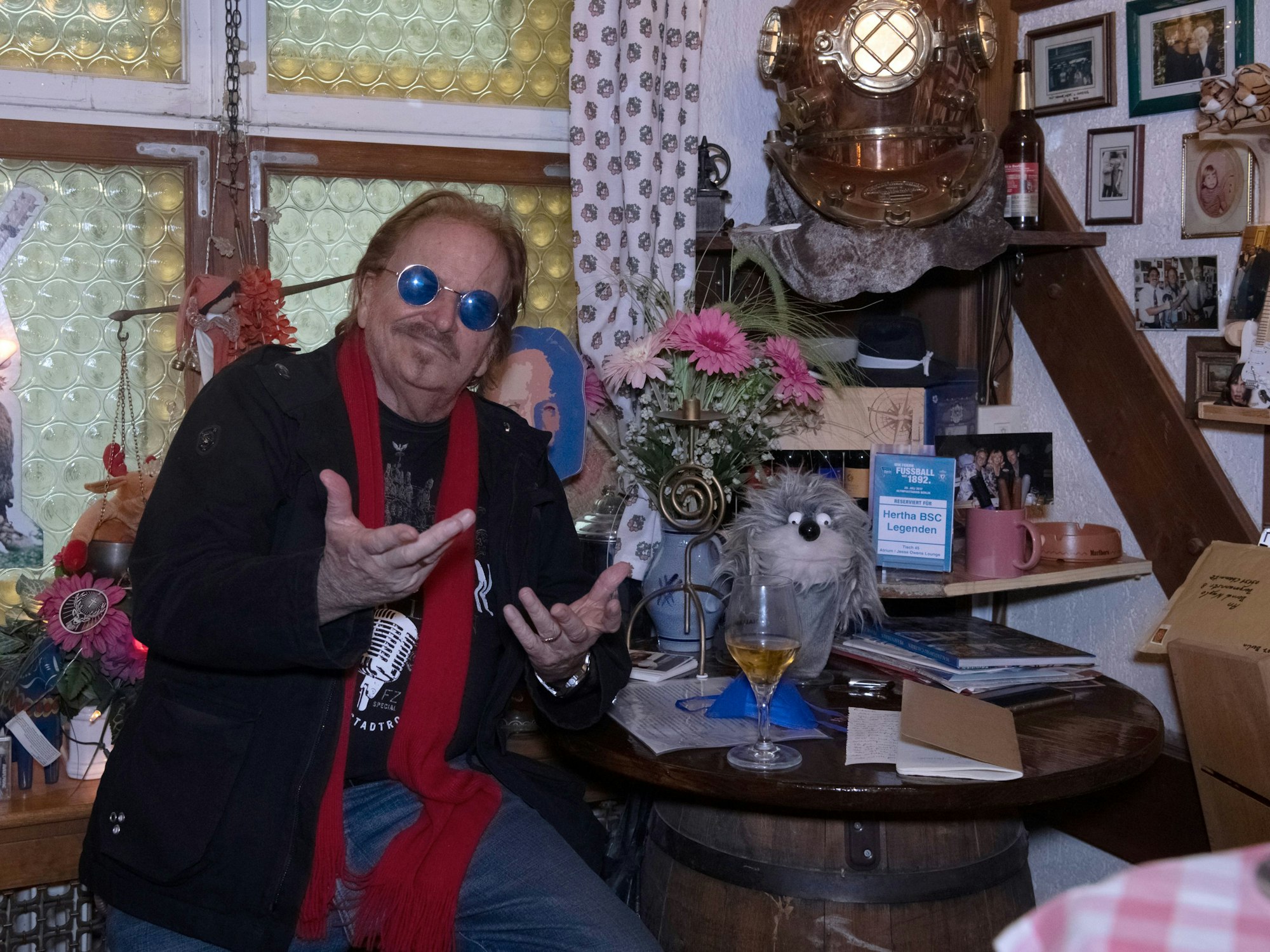 Sänger Frank Zander sitzt in seiner privaten Kneipe in Charlottenburg.