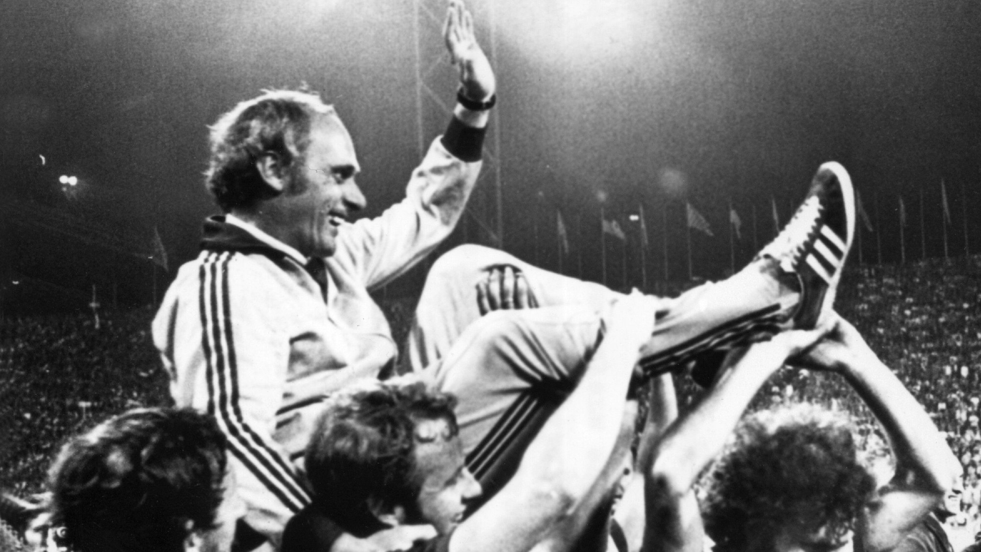 Die Spieler von Bayern München tragen Trainer Udo Lattek auf Händen