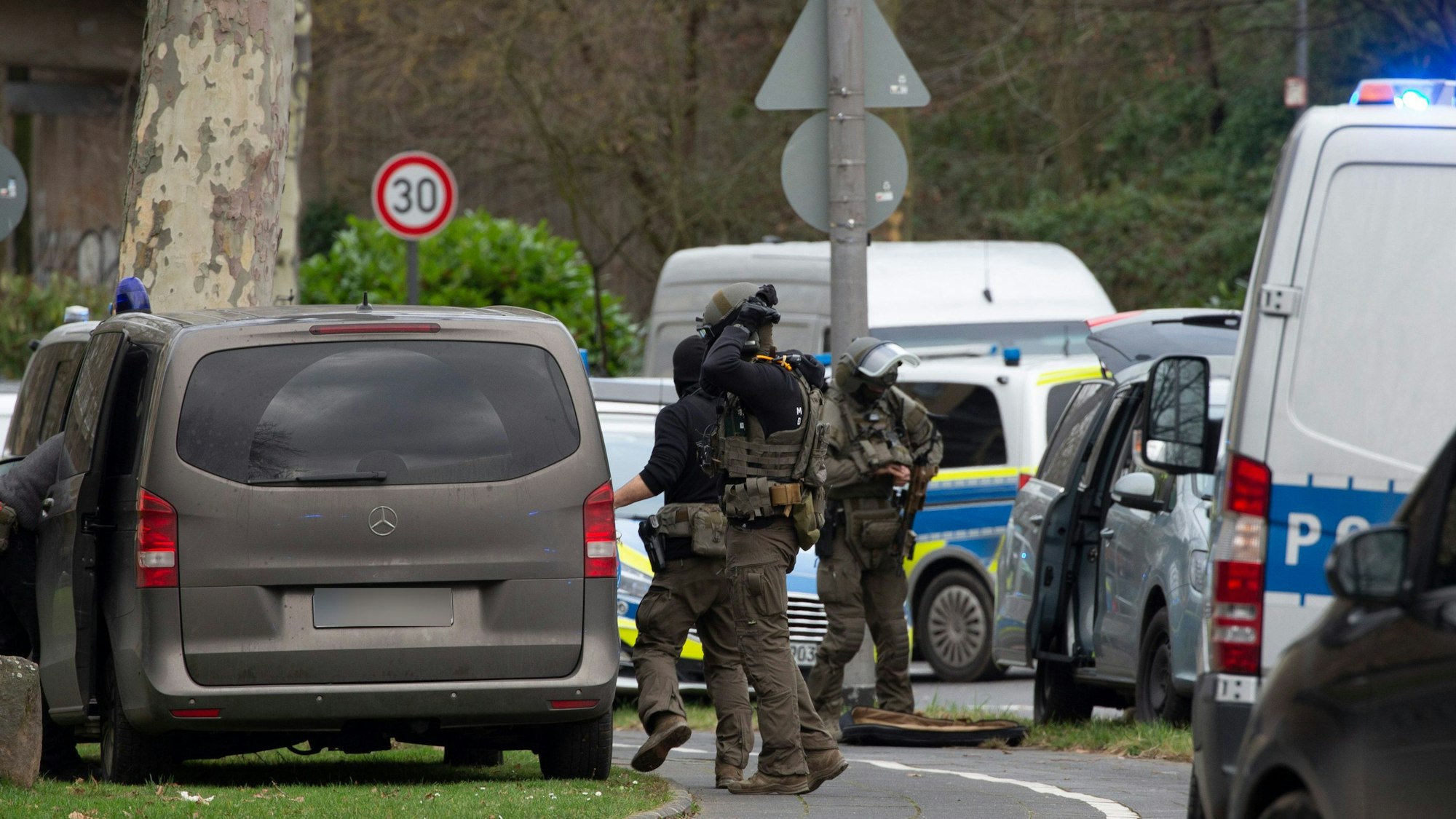 Polizisten bereiten sich auf einen Einsatz vor.