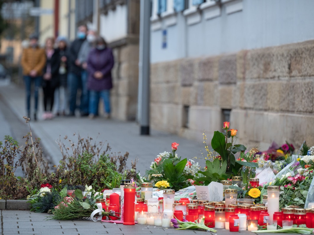 Menschen stehen bei einer Schweigeminute vor der Polizeiinspektion Kusel