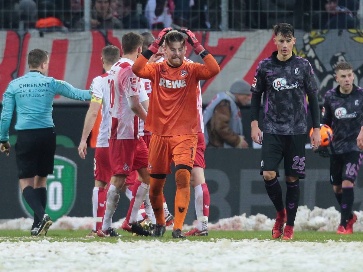 Torwart Timo Horn (Koeln, M.) reagiert neben Robin Koch (Freiburg, r.) als Schiedsrichter Robert Kampka Elfmetter gegen Koeln pfeift.