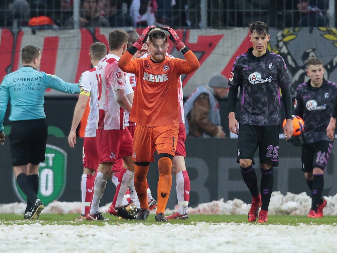 Torwart Timo Horn (Koeln, M.) reagiert neben Robin Koch (Freiburg, r.) als Schiedsrichter Robert Kampka Elfmetter gegen Koeln pfeift.