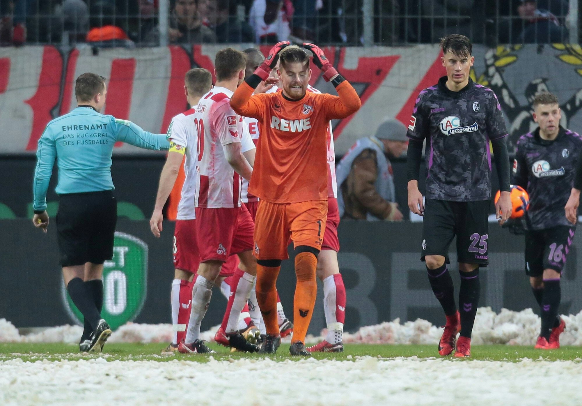 Torwart Timo Horn (Koeln, M.) reagiert neben Robin Koch (Freiburg, r.) als Schiedsrichter Robert Kampka Elfmetter gegen Koeln pfeift.