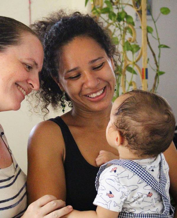 Die lesbischen Mütter Hope Bastian und Dachelys Valdés spielen mit ihrem Sohn Paulo in ihrer Wohnung in der kubanischen Hauptstadt Havanna.